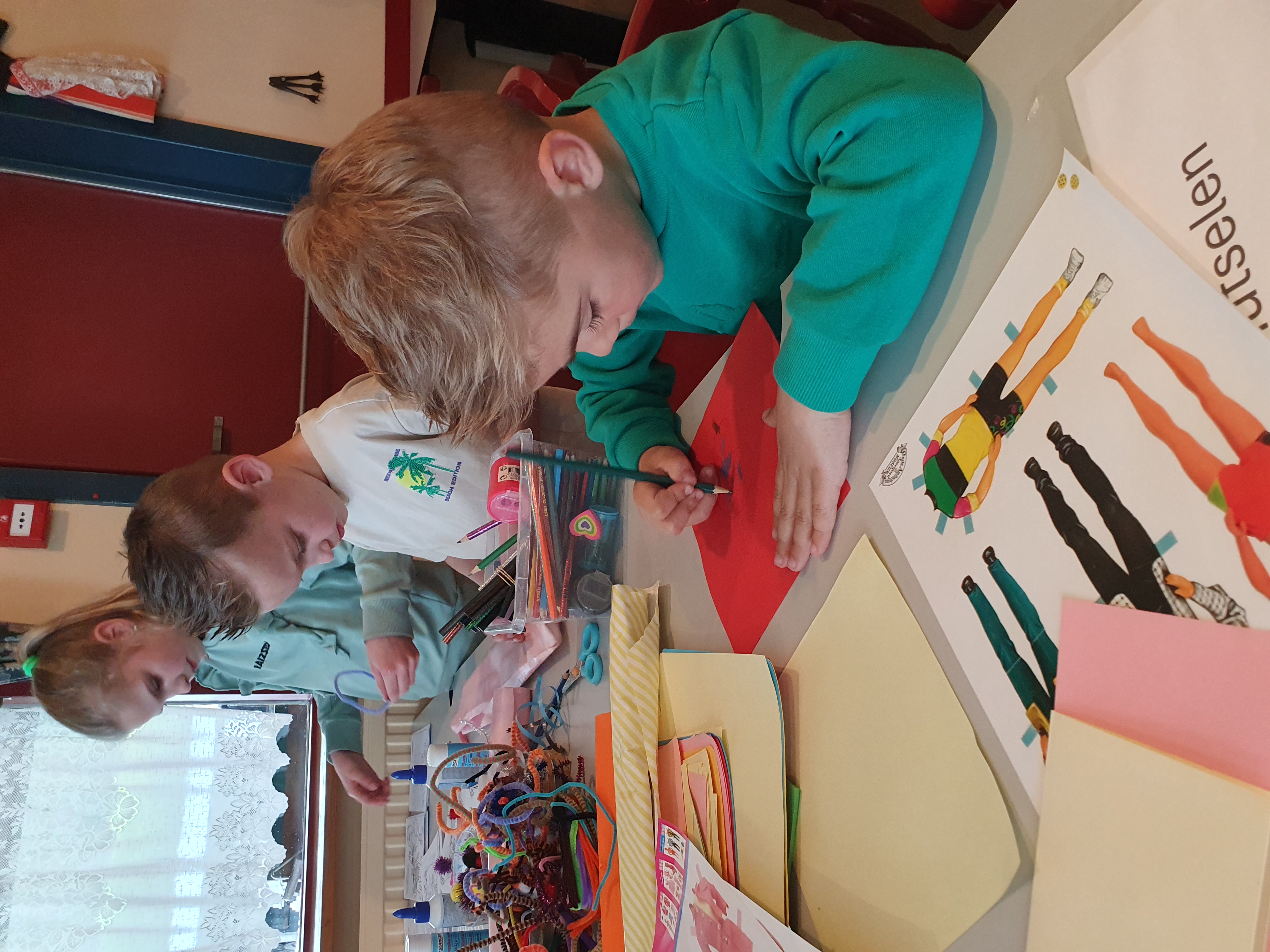 Foto van Knutseldag: creëer je eigen houten creatie of tegeltje!